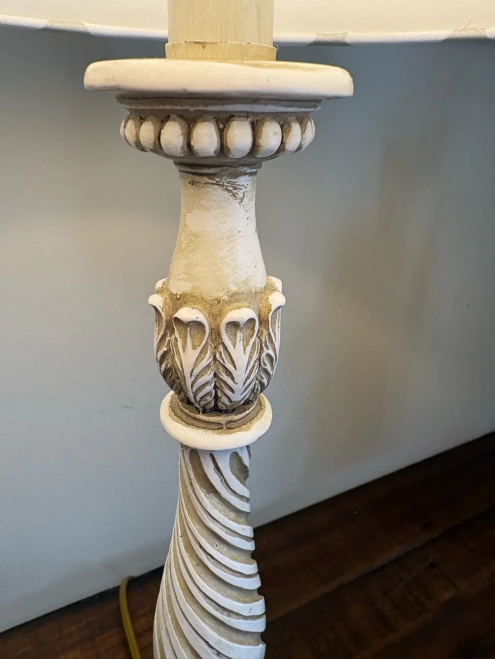 Vintage - Style Table Lamp With a Distressed White Finish/  Lattice Drum Shade - Picture 7 of 15